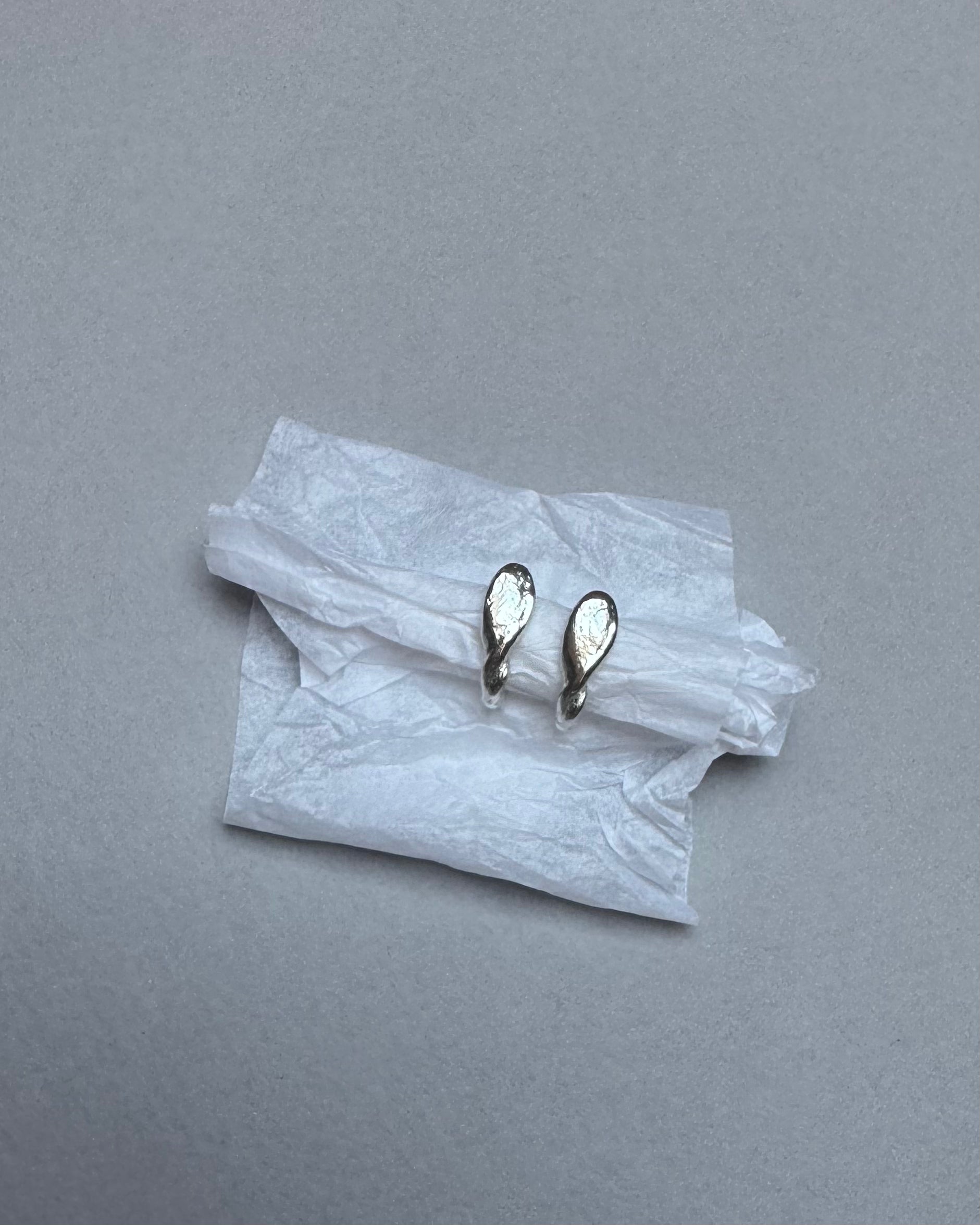 Mini twist earrings